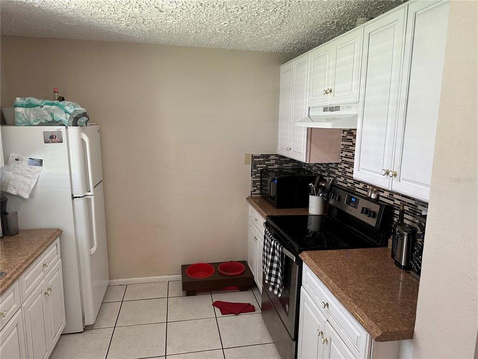 Active With Contract: $289,000 (3 beds, 1 baths, 1390 Square Feet)