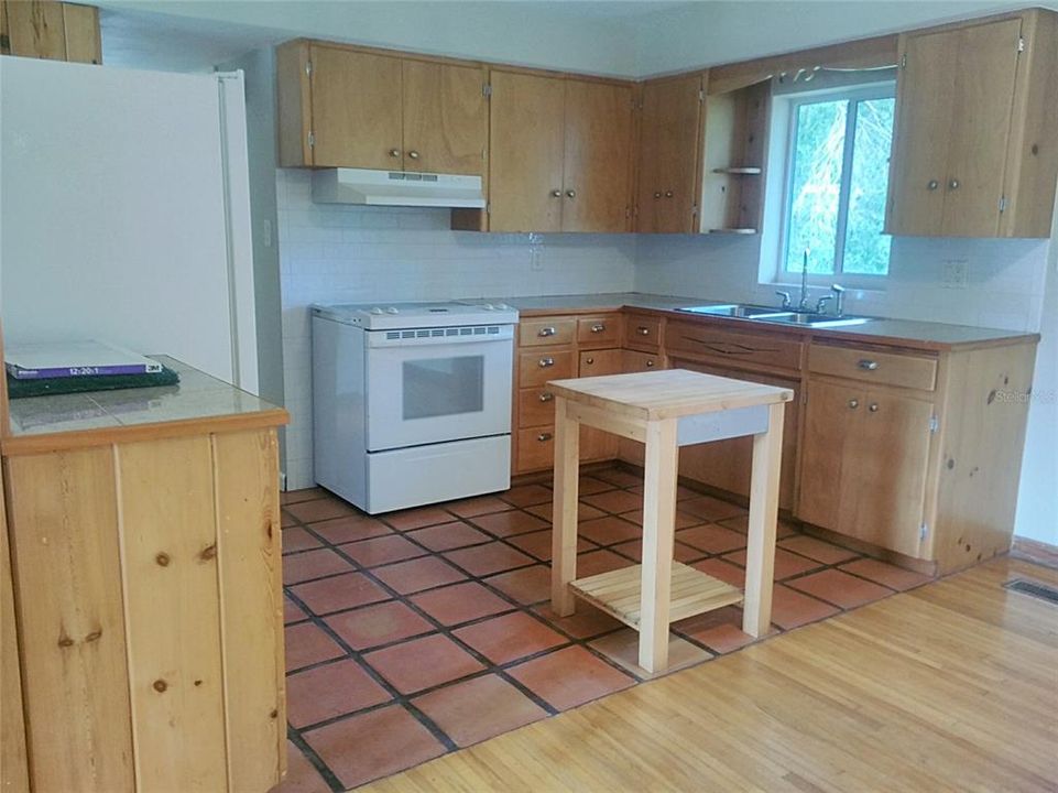 Recently Rented: $1,550 (2 beds, 2 baths, 925 Square Feet)