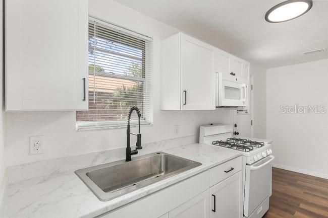 Recently Sold: $159,777 (2 beds, 1 baths, 867 Square Feet)
