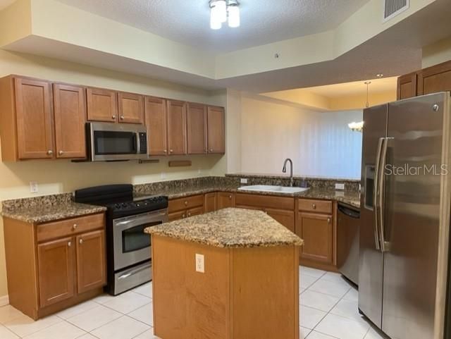 Recently Rented: $3,995 (3 beds, 3 baths, 2471 Square Feet)