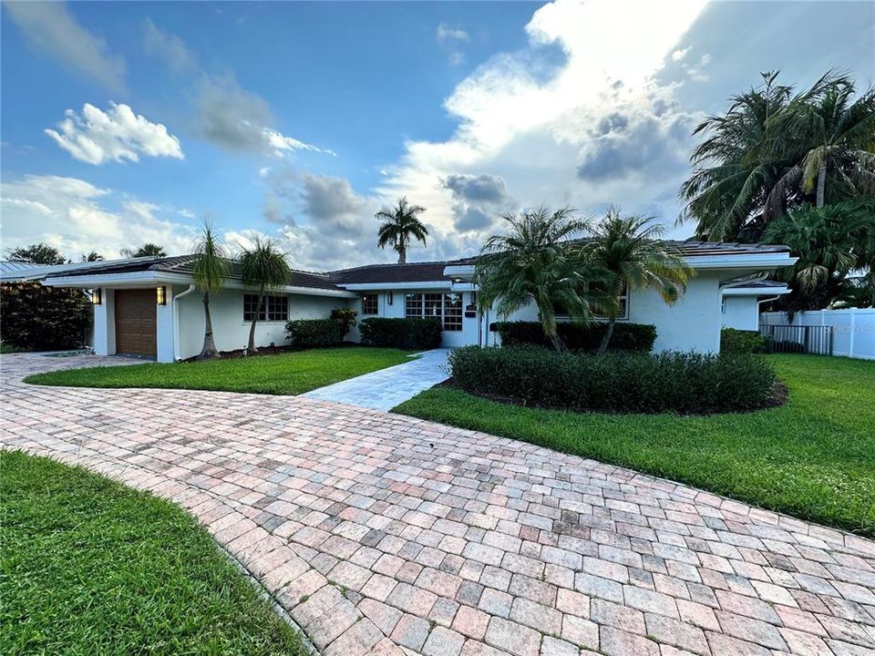 Recently Sold: $1,100,000 (4 beds, 3 baths, 5048 Square Feet)
