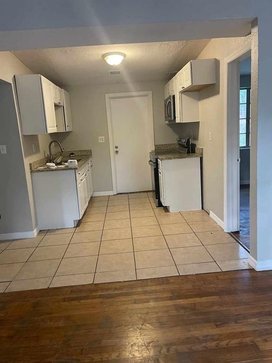 Recently Rented: $1,300 (3 beds, 1 baths, 864 Square Feet)