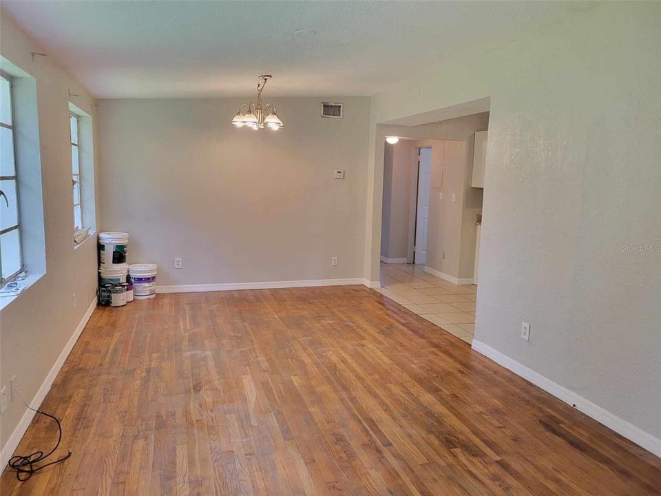 Recently Rented: $1,300 (3 beds, 1 baths, 864 Square Feet)