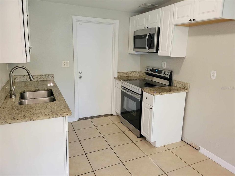 Recently Rented: $1,300 (3 beds, 1 baths, 864 Square Feet)