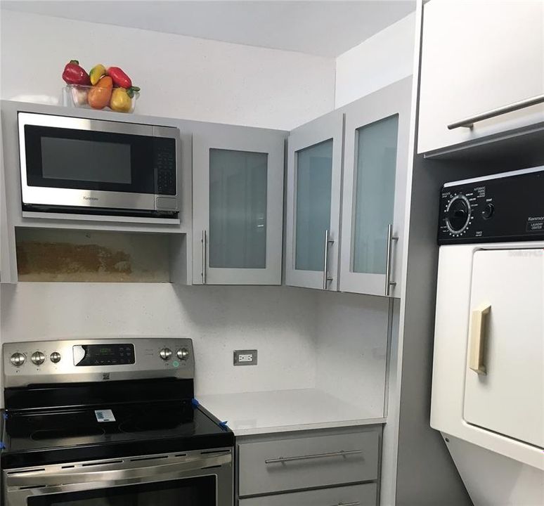 For Sale: $300,000 (1 beds, 1 baths, 671.77 Square Feet)