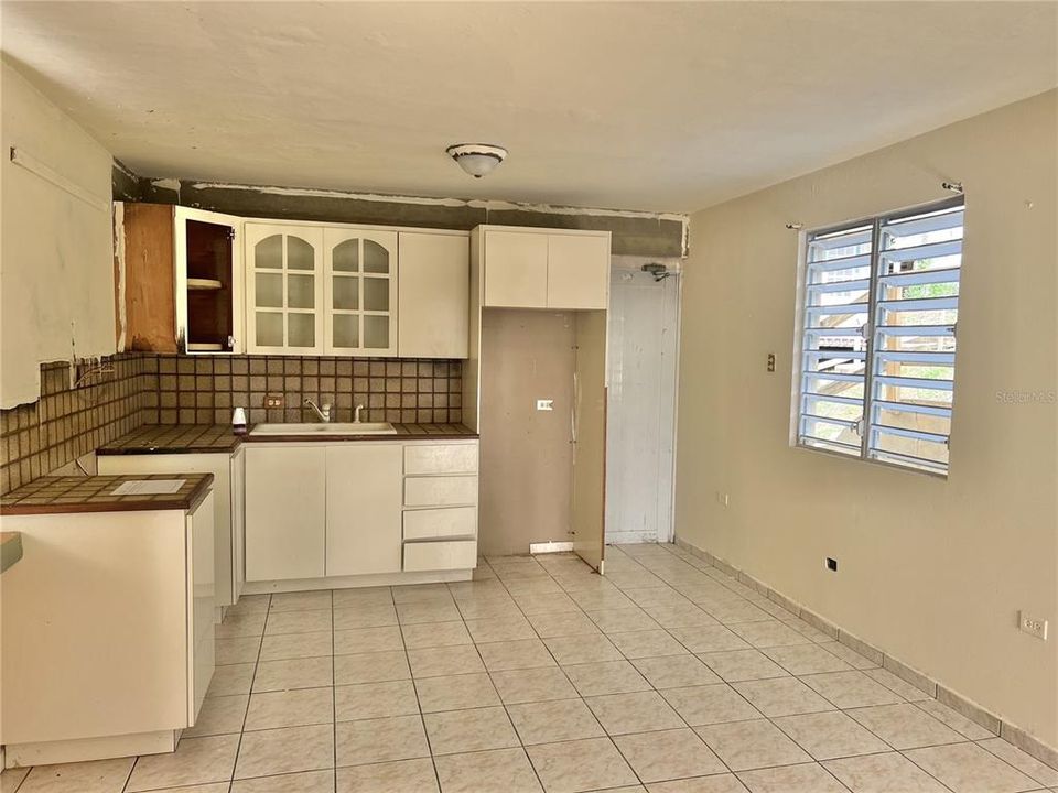 Vendido Recientemente: $156,000 (5 camas, 2 baños, 1951 Pies cuadrados)