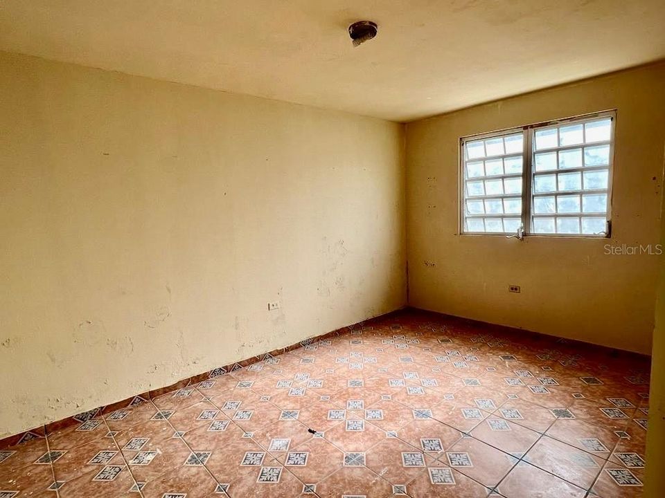 Vendido Recientemente: $156,000 (5 camas, 2 baños, 1951 Pies cuadrados)