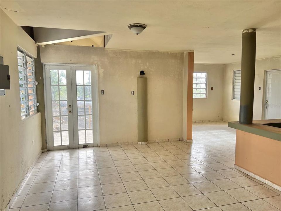 Vendido Recientemente: $156,000 (5 camas, 2 baños, 1951 Pies cuadrados)