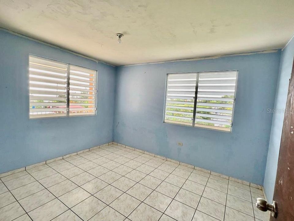 Vendido Recientemente: $156,000 (5 camas, 2 baños, 1951 Pies cuadrados)