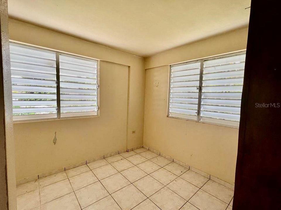 Vendido Recientemente: $156,000 (5 camas, 2 baños, 1951 Pies cuadrados)