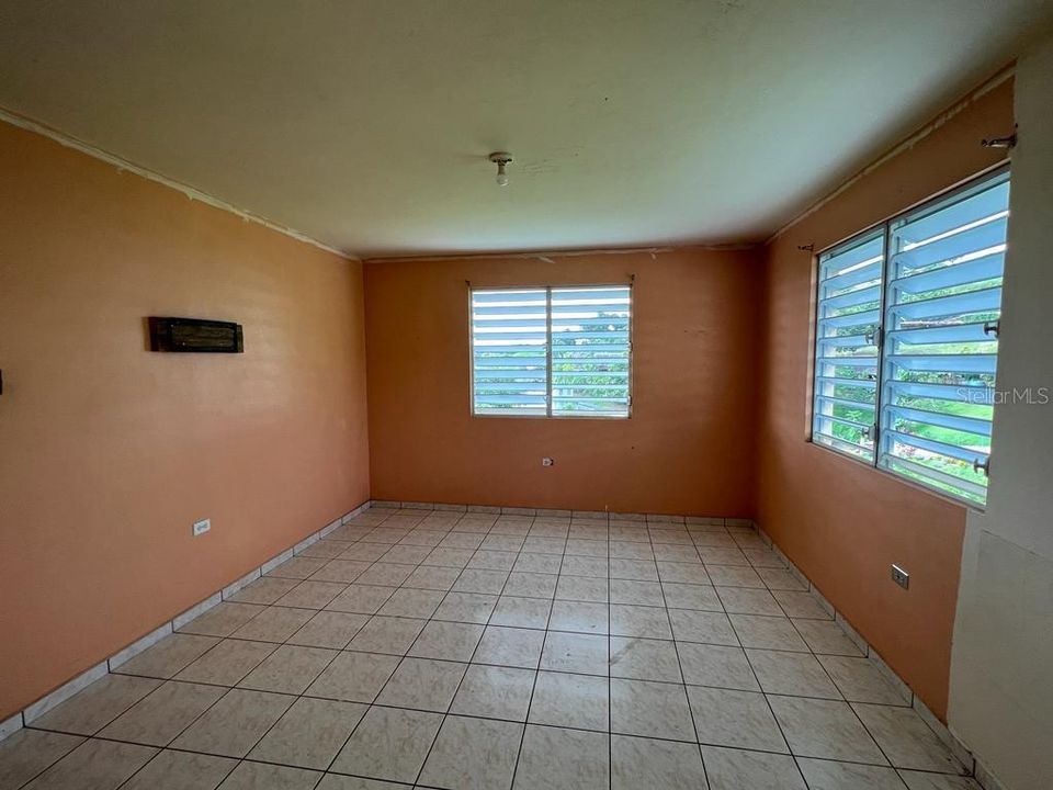 Vendido Recientemente: $156,000 (5 camas, 2 baños, 1951 Pies cuadrados)