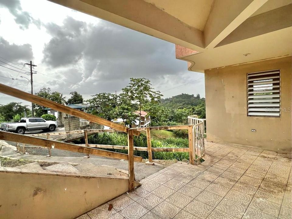 Vendido Recientemente: $156,000 (5 camas, 2 baños, 1951 Pies cuadrados)