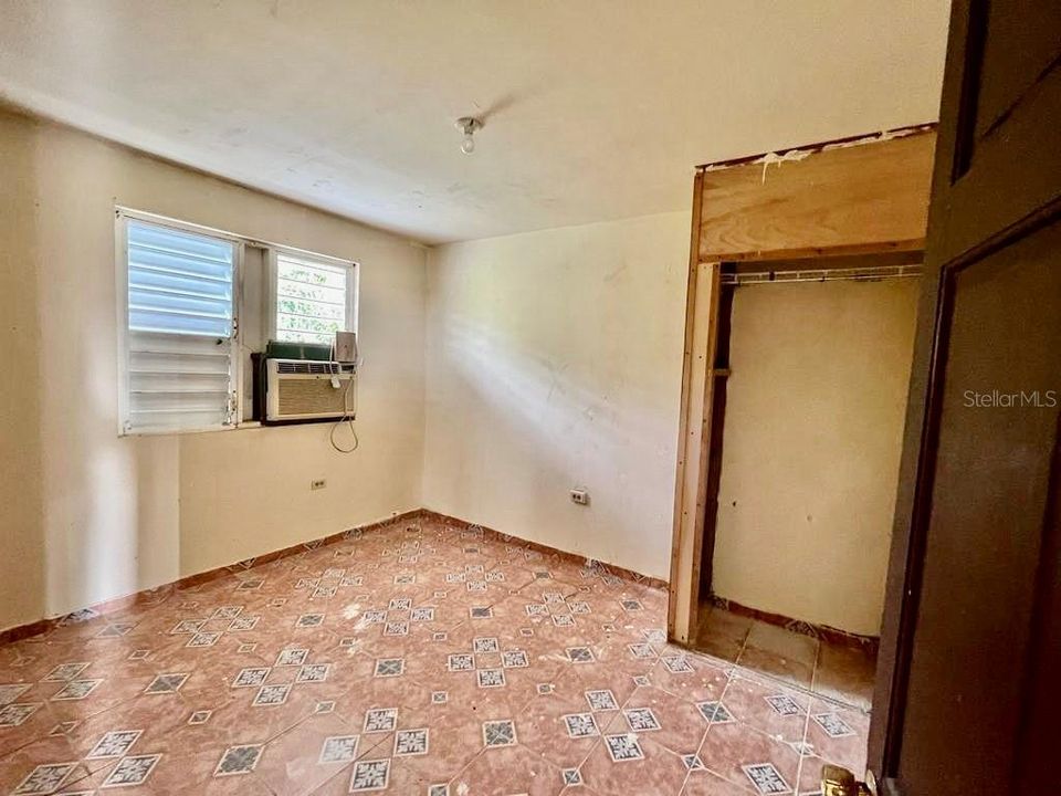 Vendido Recientemente: $156,000 (5 camas, 2 baños, 1951 Pies cuadrados)