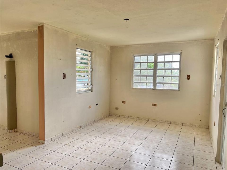 Vendido Recientemente: $156,000 (5 camas, 2 baños, 1951 Pies cuadrados)