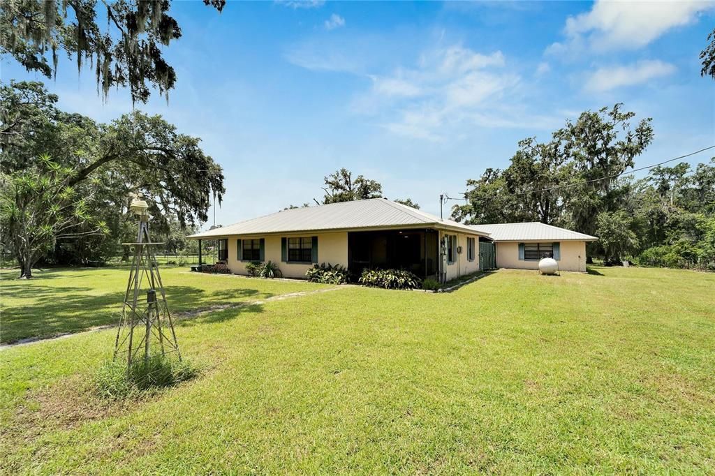 Active With Contract: $799,900 (3 beds, 2 baths, 1260 Square Feet)