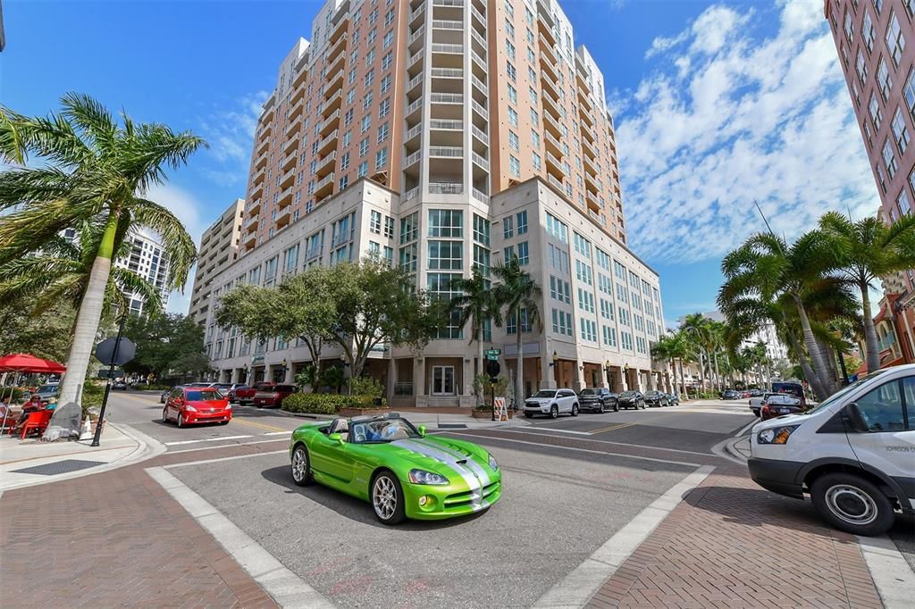 Recently Sold: $1,065,000 (2 beds, 2 baths, 1364 Square Feet)