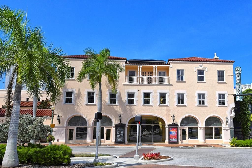 Recently Sold: $1,065,000 (2 beds, 2 baths, 1364 Square Feet)