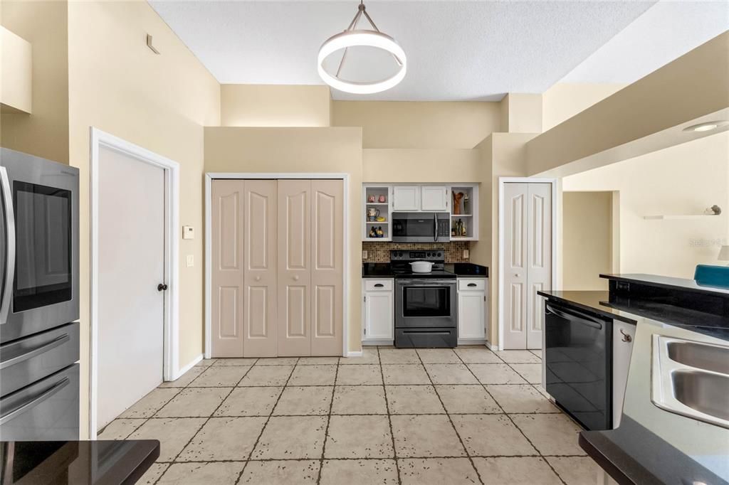 Recently Sold: $465,000 (3 beds, 2 baths, 1898 Square Feet)