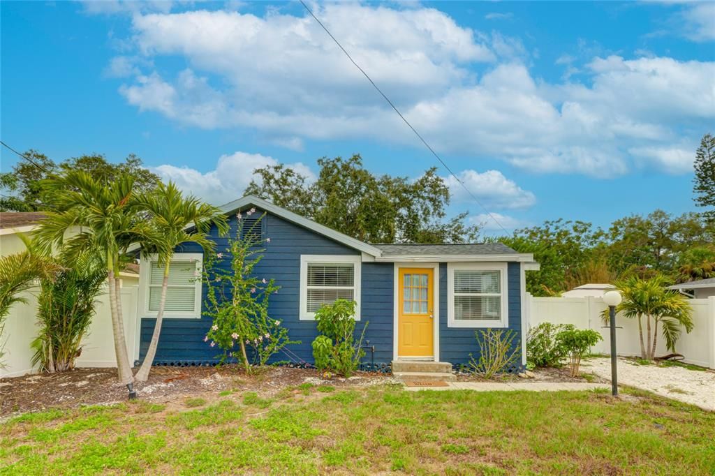 Recently Sold: $295,000 (2 beds, 1 baths, 887 Square Feet)