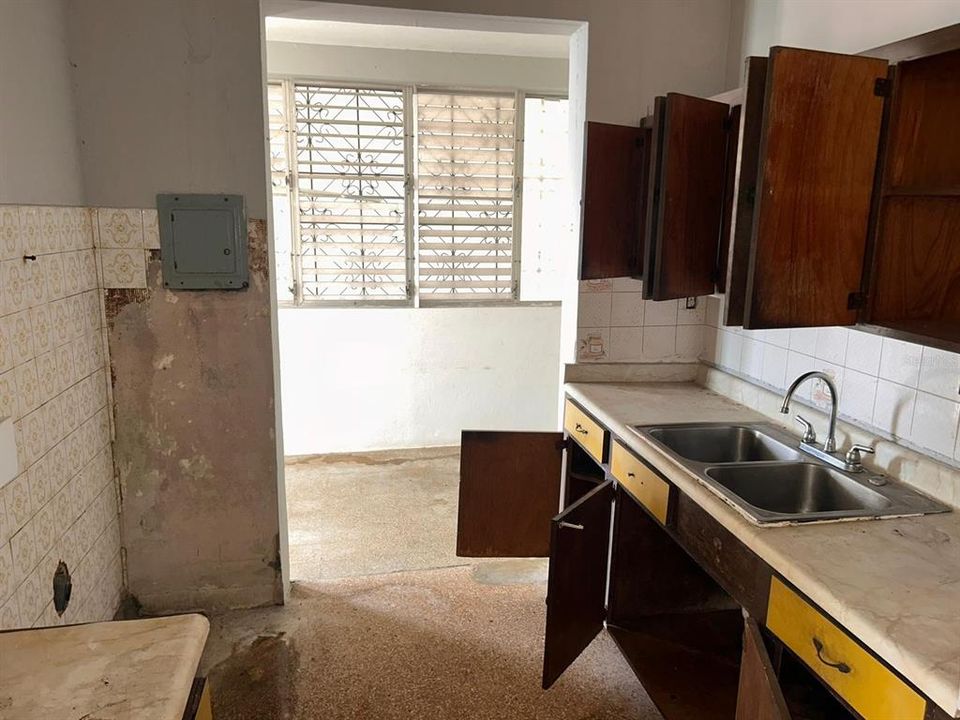 Vendido Recientemente: $88,000 (6 camas, 3 baños, 2450 Pies cuadrados)