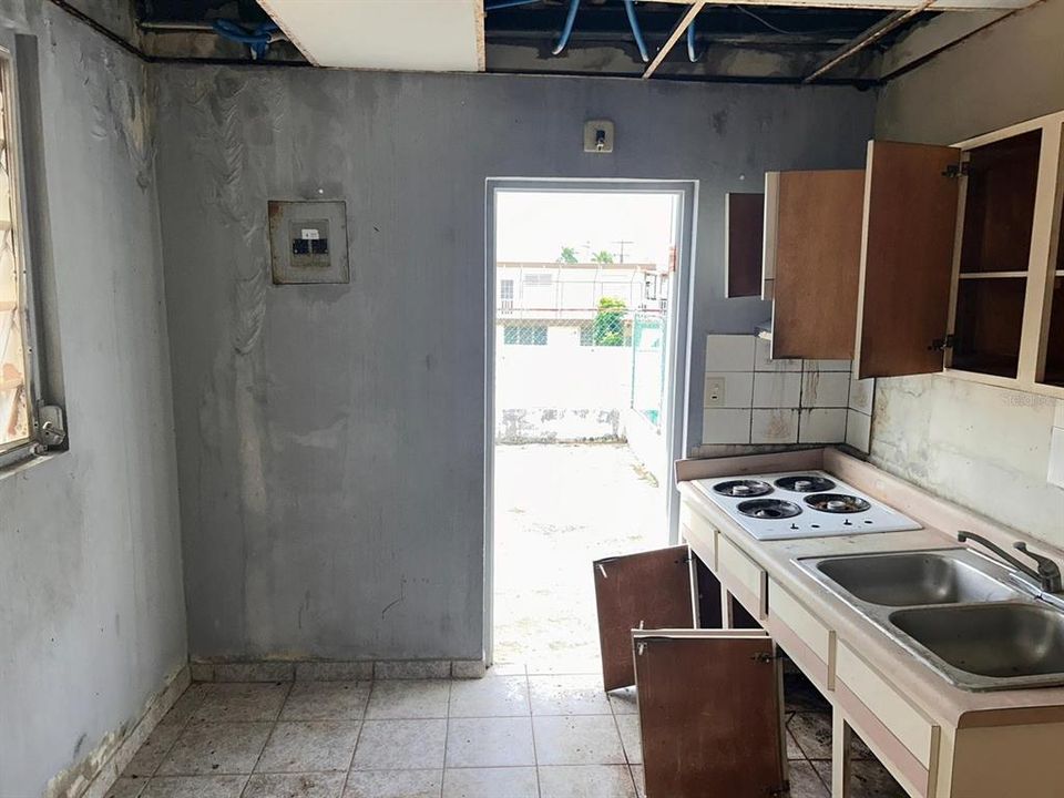 Vendido Recientemente: $88,000 (6 camas, 3 baños, 2450 Pies cuadrados)