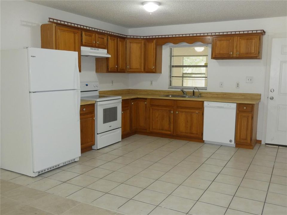 Recently Rented: $1,575 (3 beds, 2 baths, 1978 Square Feet)