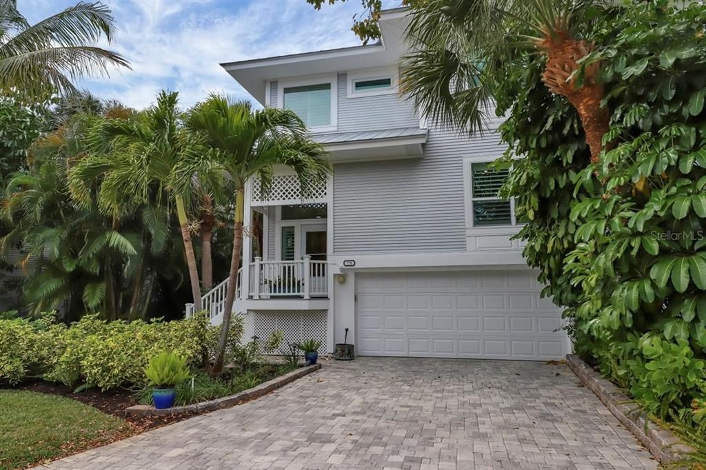 Recently Sold: $2,900,000 (3 beds, 3 baths, 1947 Square Feet)
