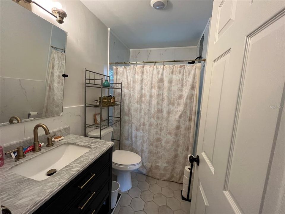 Active With Contract: $185,000 (2 beds, 1 baths, 1108 Square Feet)