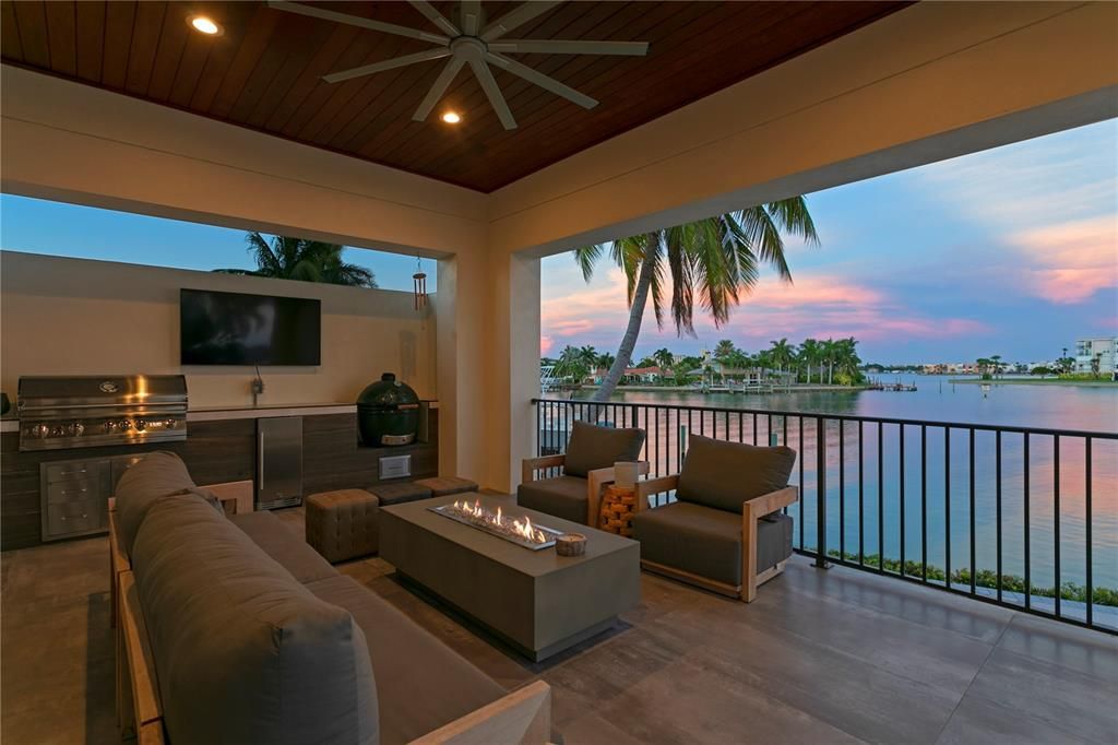 Recently Sold: $4,350,000 (5 beds, 3 baths, 3763 Square Feet)