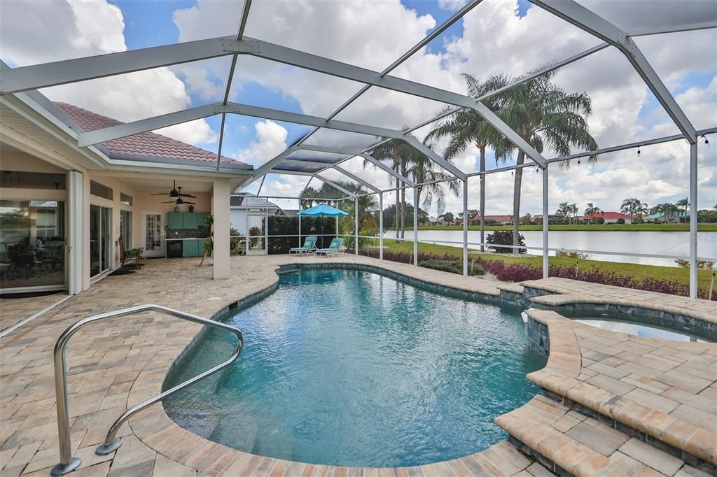Oversized Outdoor Lanai with Pool w/Spa Solar Heated