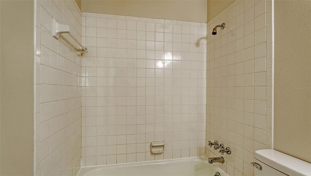 Unit #7 - Bathroom #1 shower/tub combo
