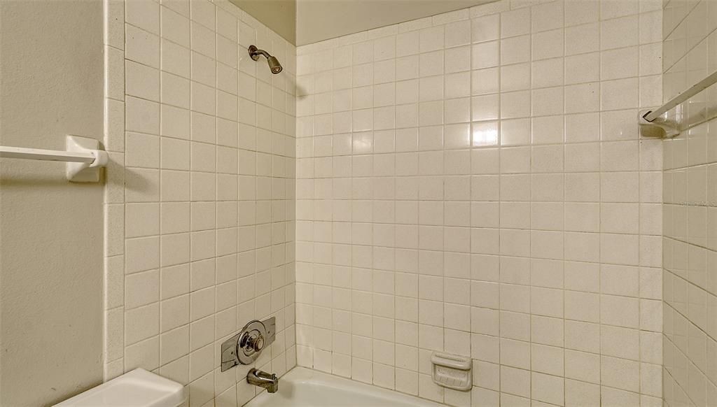 Unit #7 - Bathroom #2 shower/tub combo