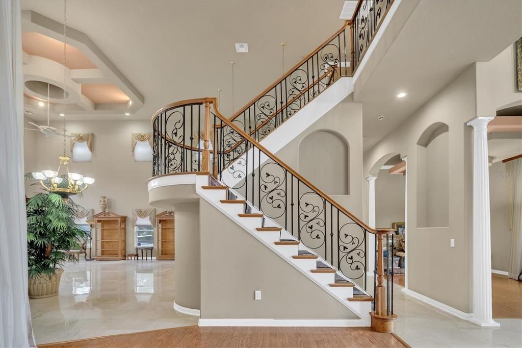 BEHOLD THE PRETTIEST STAIRCASE!
