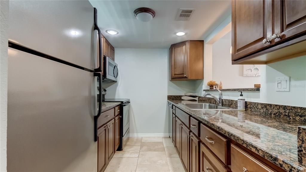 For Sale: $299,000 (1 beds, 1 baths, 704 Square Feet)
