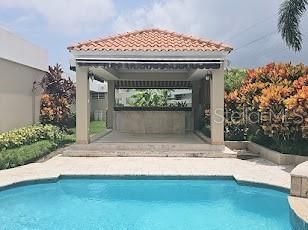 Vendido Recientemente: $1,650,000 (5 camas, 5 baños, 4000 Pies cuadrados)