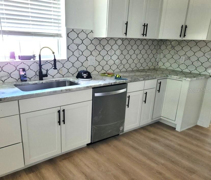 Brand new kitchen, quartzite counters, all new appliances