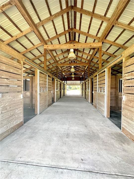 10 stall barn with tack room