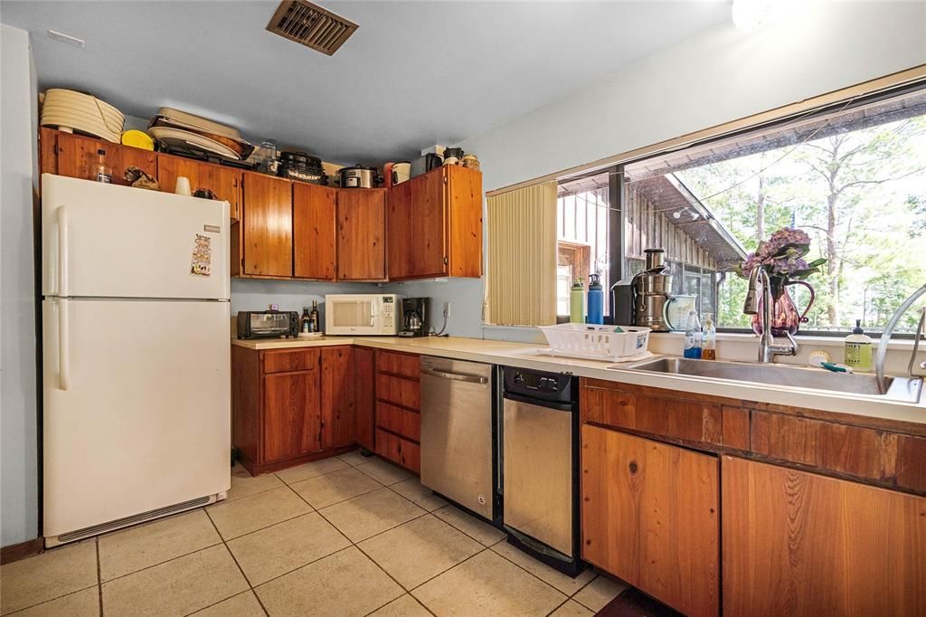 Vendido Recientemente: $479,000 (4 camas, 3 baños, 2562 Pies cuadrados)