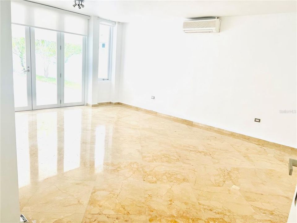 Vendido Recientemente: $1,995,000 (5 camas, 5 baños, 4750 Pies cuadrados)