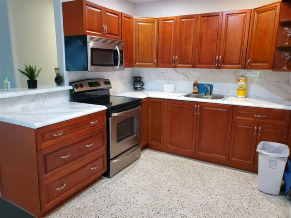 Vendido Recientemente: $470,000 (5 camas, 3 baños, 2026 Pies cuadrados)