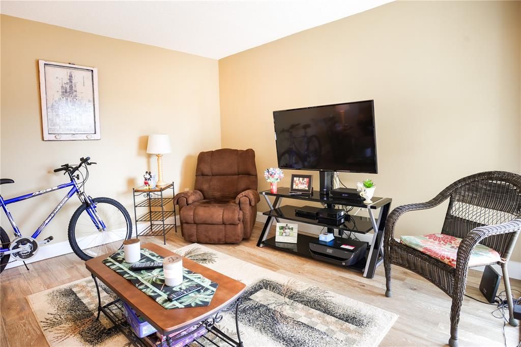 Active With Contract: $185,000 (2 beds, 2 baths, 1099 Square Feet)