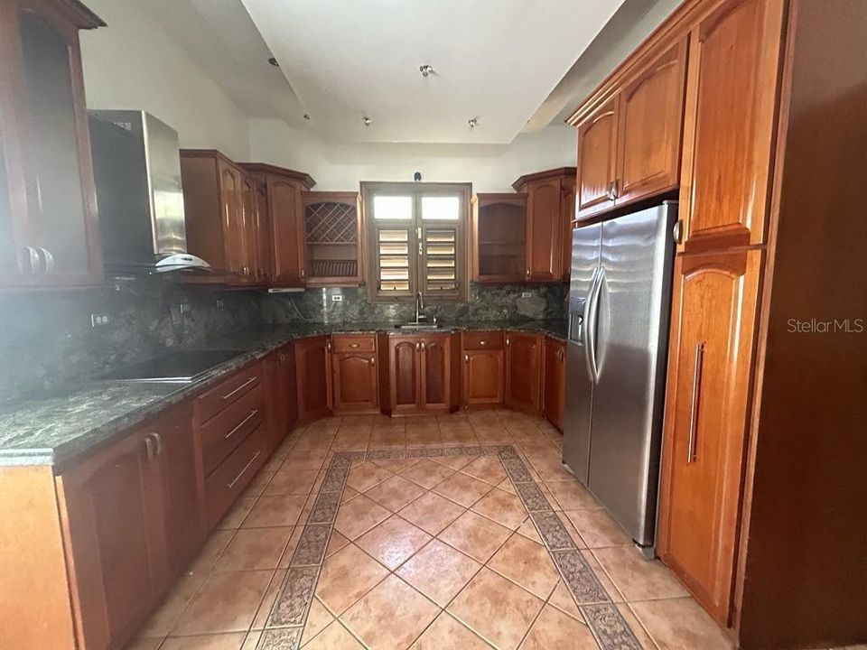 En Venta: $1,295,000 (4 camas, 3 baños, 3400 Pies cuadrados)