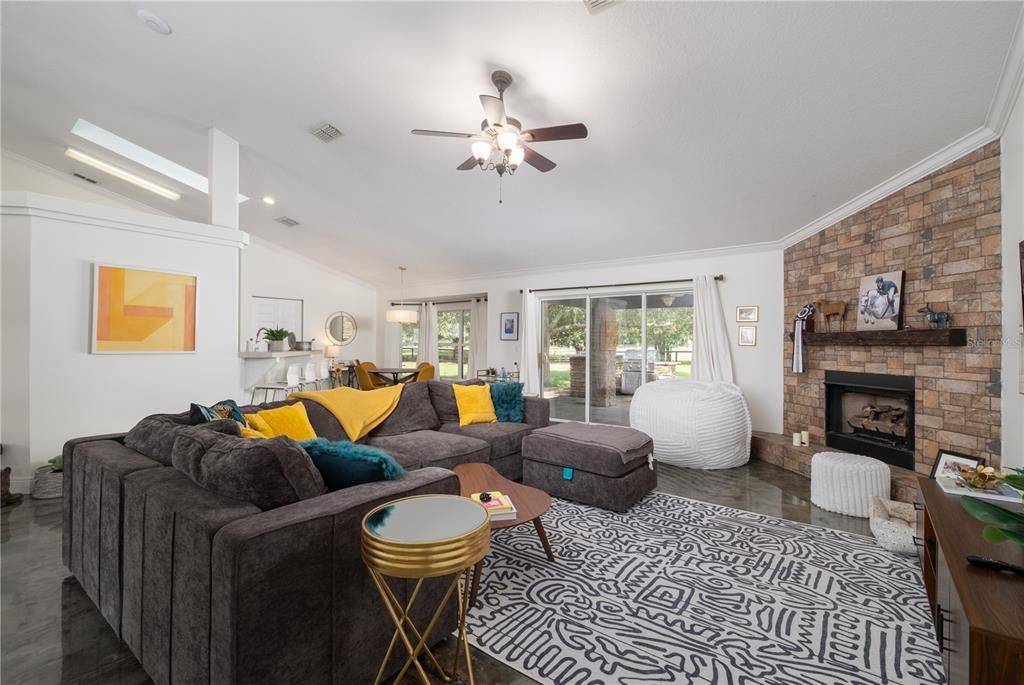 Recently Sold: $2,450,000 (3 beds, 2 baths, 2304 Square Feet)