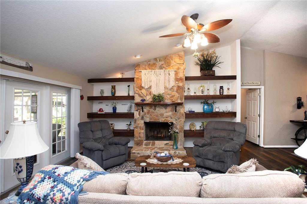 Recently Sold: $485,000 (3 beds, 2 baths, 1777 Square Feet)
