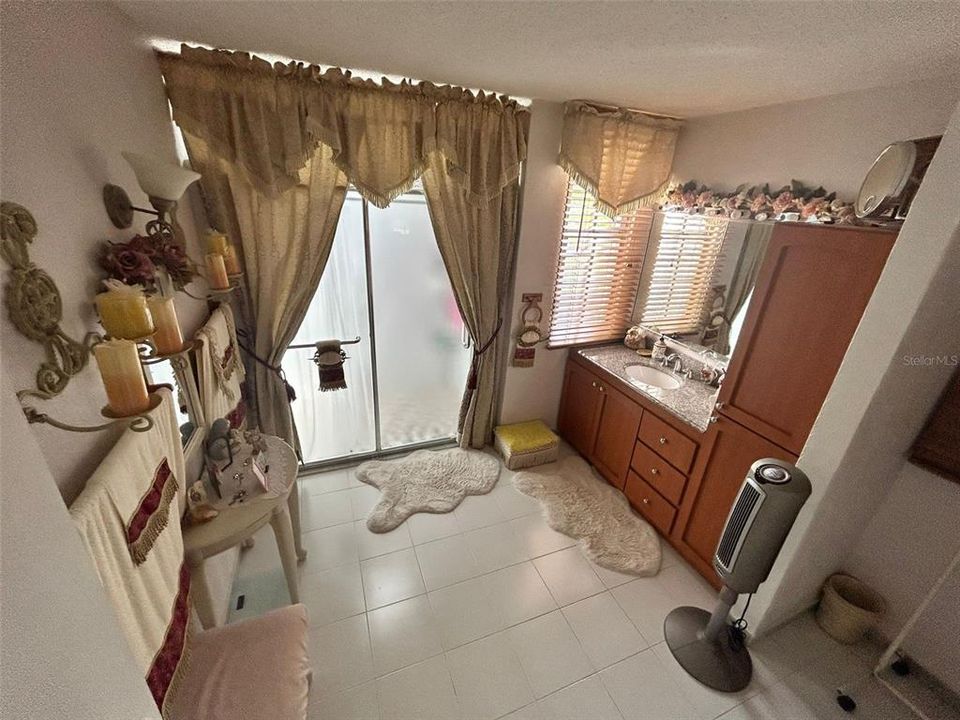 Vendido Recientemente: $665,000 (4 camas, 3 baños, 2800 Pies cuadrados)