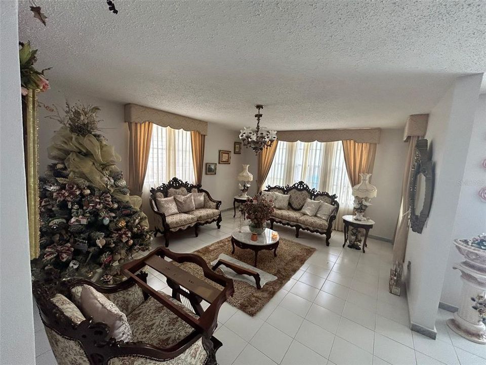 Vendido Recientemente: $665,000 (4 camas, 3 baños, 2800 Pies cuadrados)