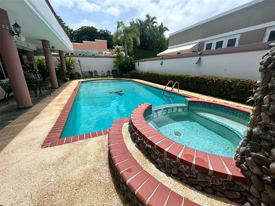 Vendido Recientemente: $665,000 (4 camas, 3 baños, 2800 Pies cuadrados)