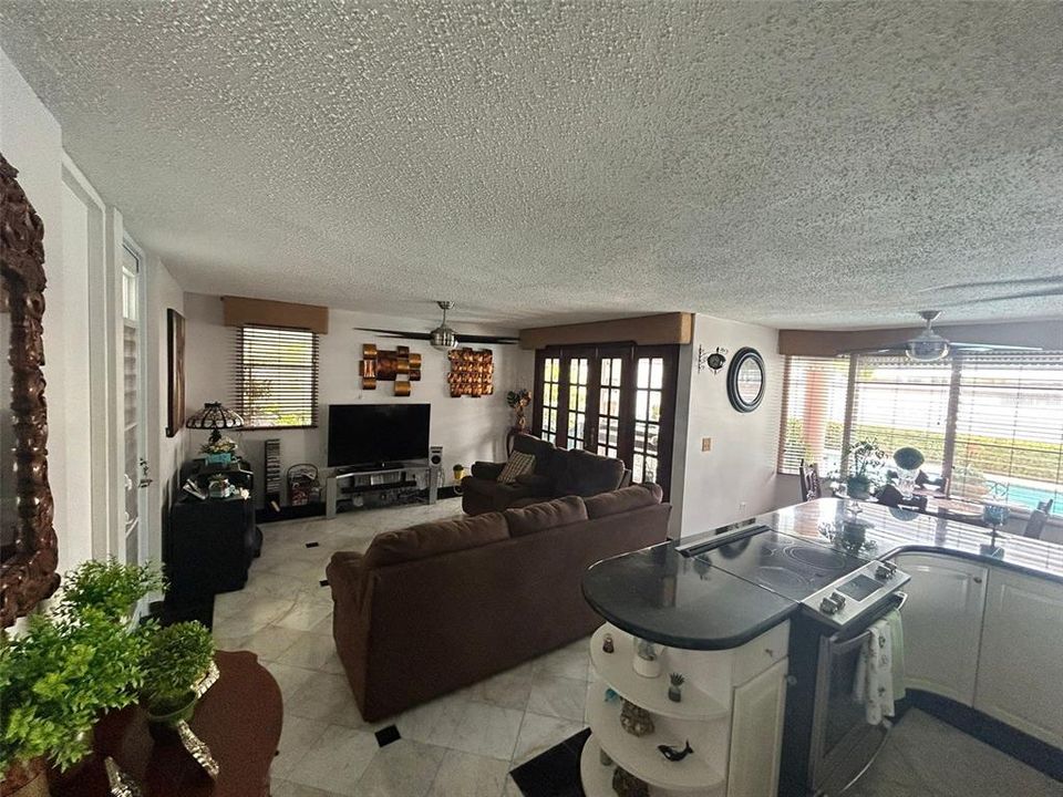 Vendido Recientemente: $665,000 (4 camas, 3 baños, 2800 Pies cuadrados)