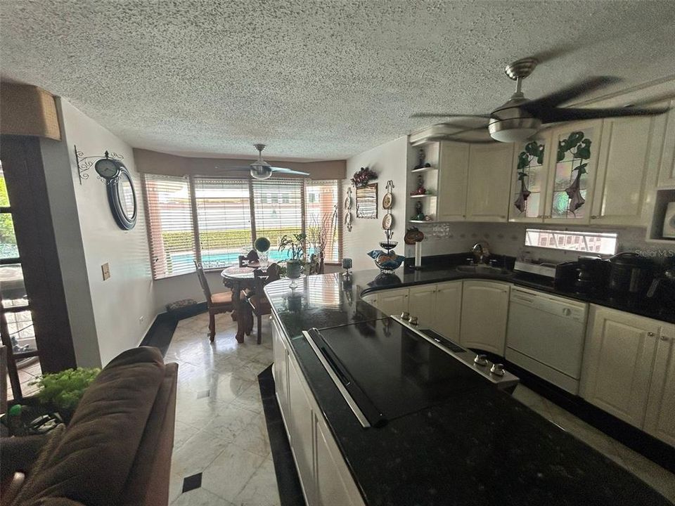 Vendido Recientemente: $665,000 (4 camas, 3 baños, 2800 Pies cuadrados)