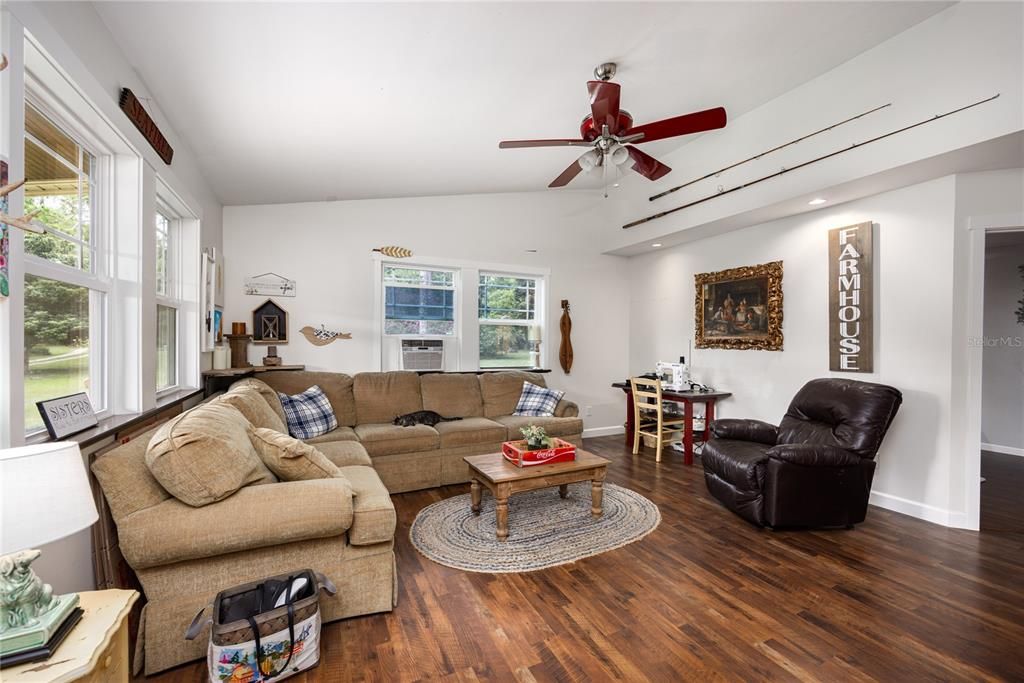 Recently Sold: $420,000 (3 beds, 2 baths, 1587 Square Feet)